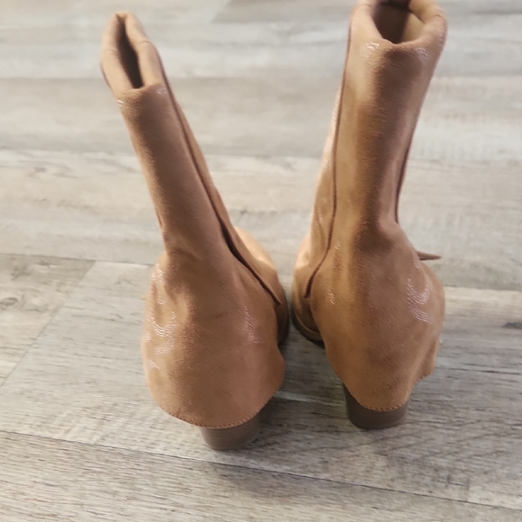 Closet Clean Out Tan Suede Women's Boots - Picture 6 of 11